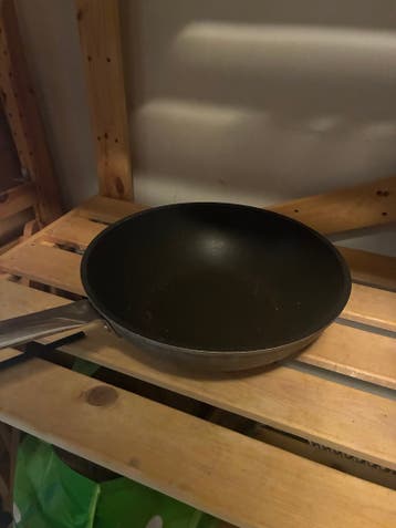 Gratis wokpan met antiaanbaklaag
