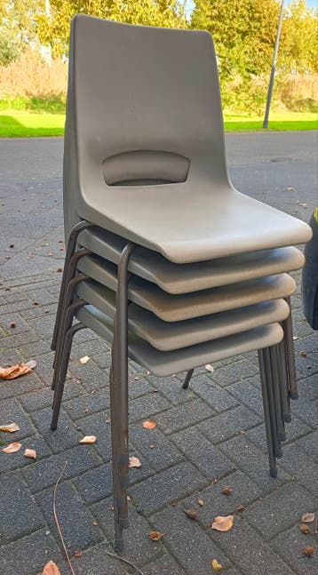 Set van 5 stapelbare stoelen - Grijs kunststof en metaal