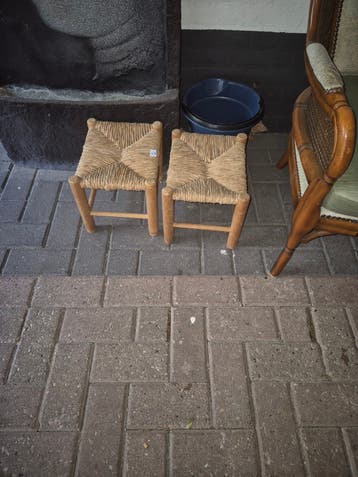 Twee rieten krukjes gratis af te halen