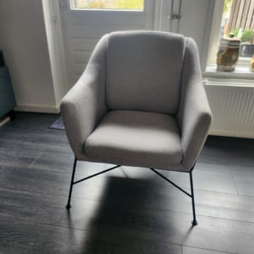 Comfortabele grijze fauteuil met metalen frame