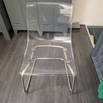 2 Transparante stoel met metalen onderstel