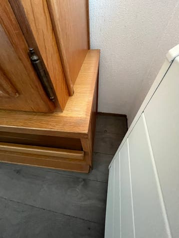 Massief eiken tv kast / kast met gebruikerssporen