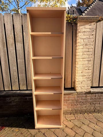 Gratis gebruikte boekenkast 195x50x25 cm
