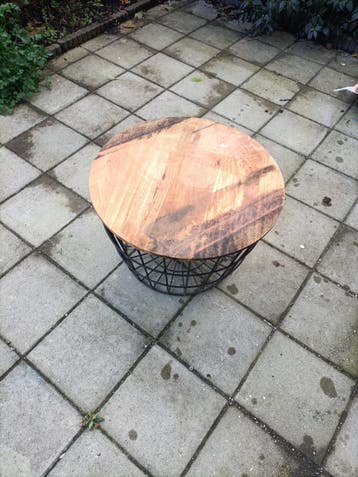 Salontafel met houten blad en metalen onderstel