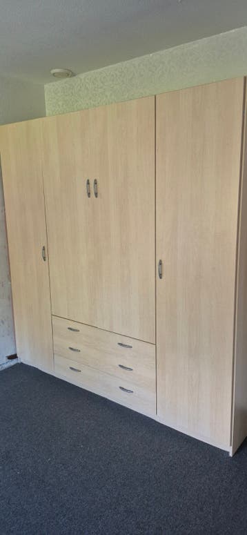 Ruime kledingkast met lades en hangruimte