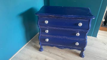 Donkerblauwe ladekast met kristallen knoppen