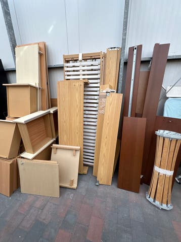 Diverse houten bedonderdelen en lattenbodems
