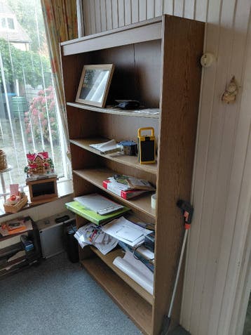 Boekenkast in donker eiken kleur