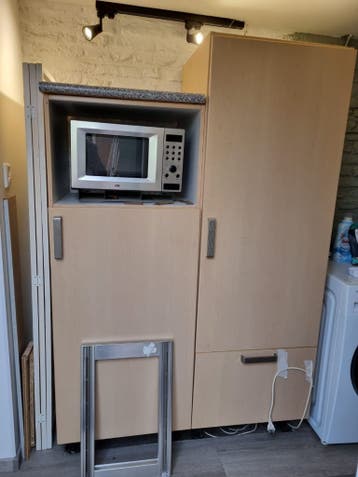 Deel van een keukenblok incl. magnetron, koelkast, diepvries