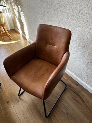 eetkamerstoelen,  bruin nepleer met zwart metalen onderstel