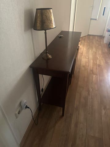 houten sidetable met lichte beschadiging