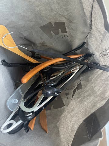Tas met diverse gebruikte kleerhangers