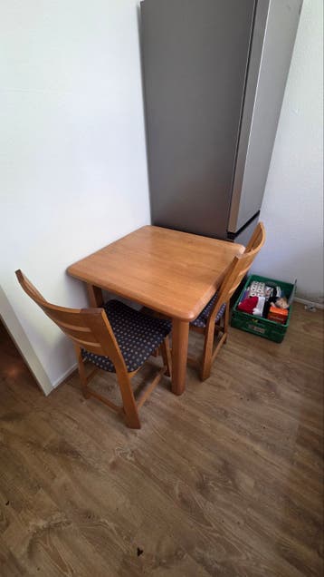 Houten eettafel met twee stoelen