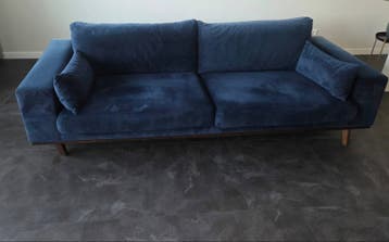 Gratis blauwe bank met hocker