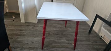 oude Eenvoudige eettafel met rode poten