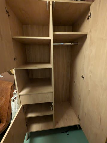 Kledingkast met planken en hangruimte