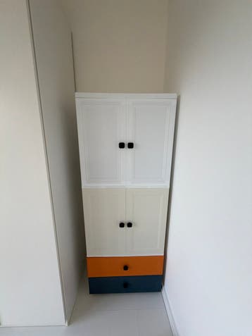 Praktische opbergkast met planken en lades