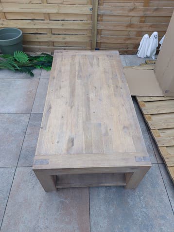 Robuuste houten salontafel - Gebruikt moet weg