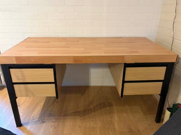 Degelijk bureau
