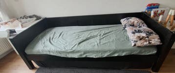 Zwart houten bedframe met lattenbodem, mattress