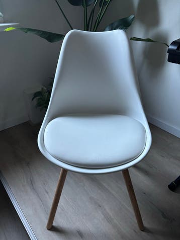 Witte eetkamerstoel met houten poten en kussen