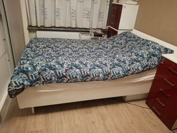 Wit tweepersoonsbed met opbergruimte