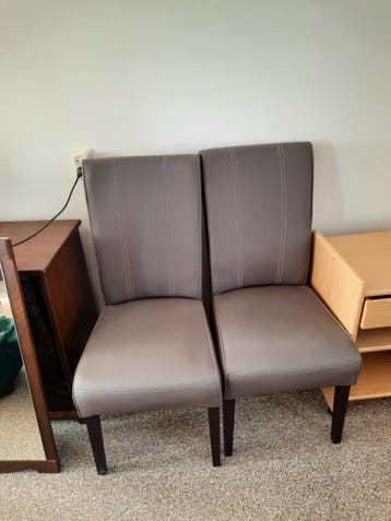 2 nette taupe stoelen (imitatieleer) - Gratis af te halen