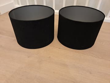 Gratis af te halen twee zwarte lampenkappen (middelmaat)