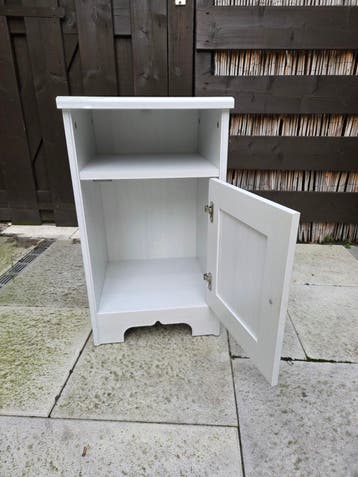 Wit houten nachtkastje in prima staat