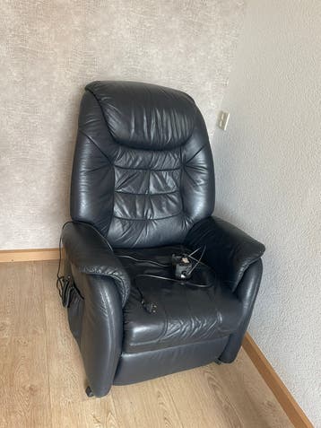 Donker blauwe electrische senioren stoel