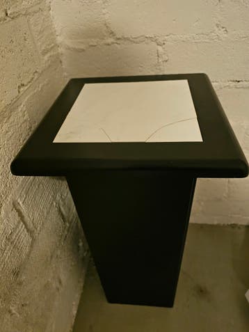 Zwart bijzettafeltje met tegelblad