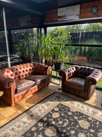 Oude Chesterfield bank en fauteuil - beschadigd