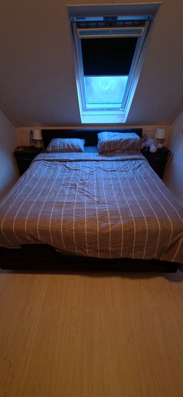 Tweepersoonsbed met beschadigde boxspring