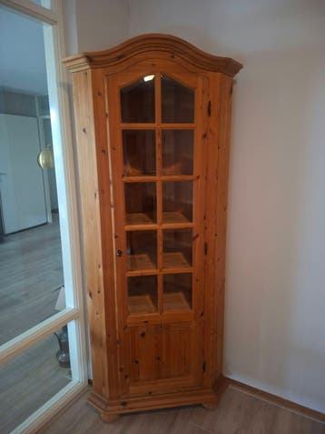 Houten hoekkast met glazen deur