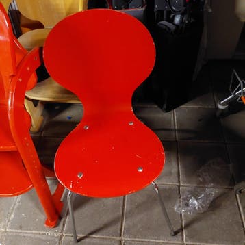 Rode design stoel met metalen poten
