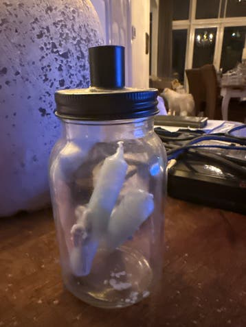 Kaarsen en glazen fles (GRATIS)