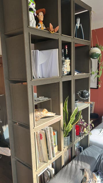 Grijze kast gemaakt van samengedrukt papier