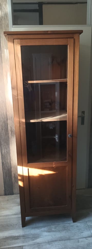 2 Houten vitrinekast met glazen deur en planken