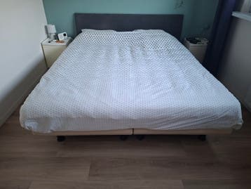 Tweepersoons boxspringbed met hoofdbord en matrassen