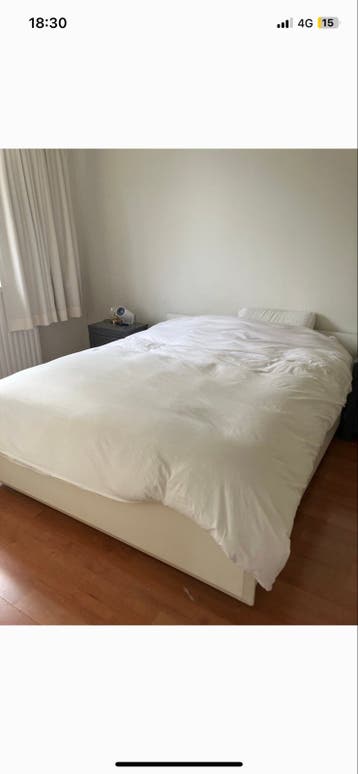 Wit tweepersoonsbed met lattenbodem