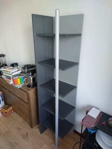 Grijze hoekkast met 5 planken