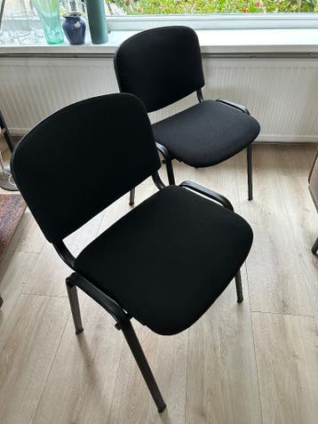Zwarte stoelen 2 stuks GRATIS!