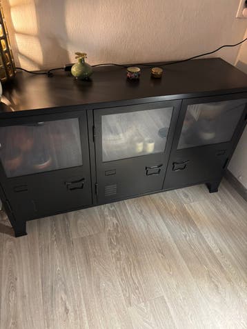 Kastje metaal dressoir