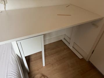 Wit ikea bureau met handmatige hoogteverstelling