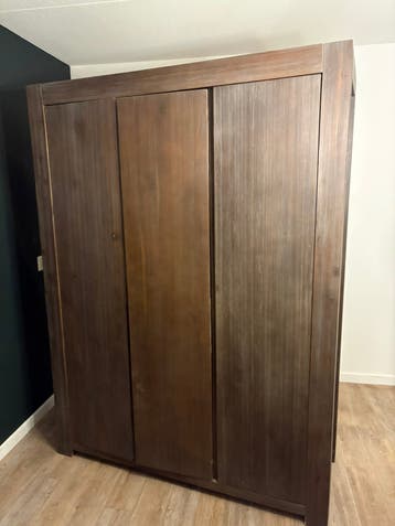 GRATIS kledingkast 3deurs (donkerbruin)