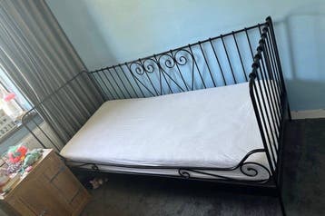 Zwart metalen bedframe met hartjes - Eenpersoons