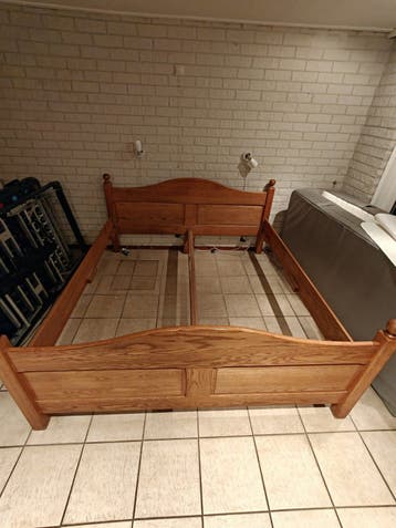 Houten tweepersoonsbed 180x200 (excl. lattenbodem)