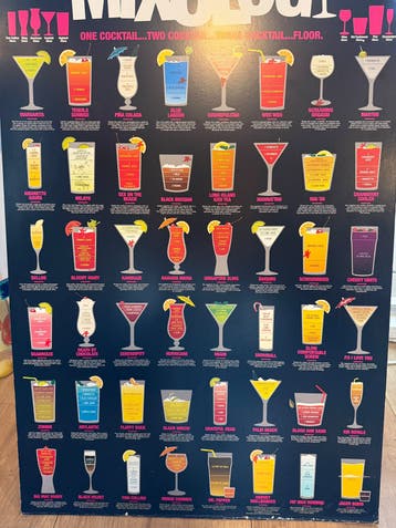 Houten wanddecoratie en cocktailposter voor horeca