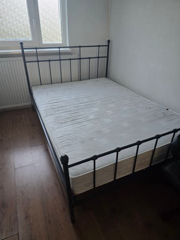Tweepersoonsbed met ijzeren frame en matras