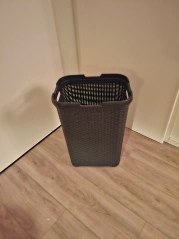 GRATIS ZWARTE KUNSTSTOF WASMAND